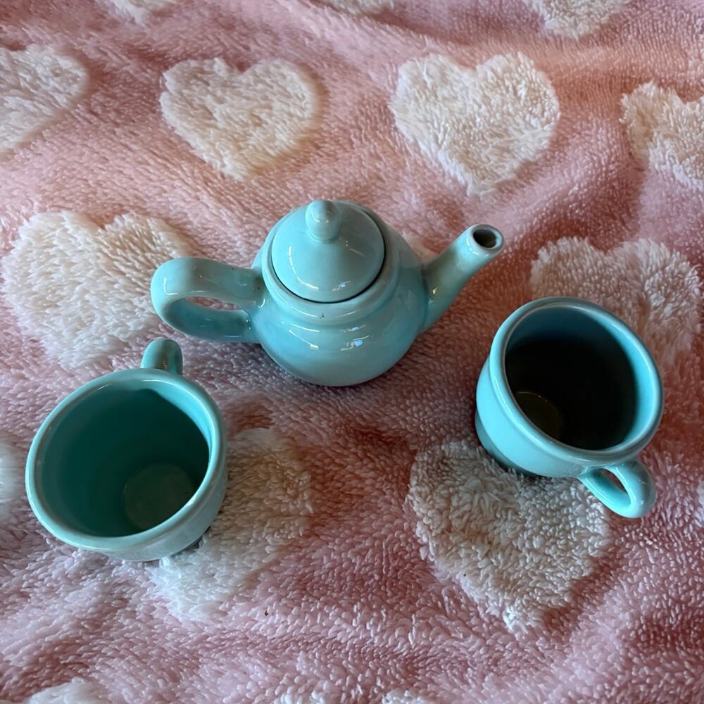 Teal tea pot and cups